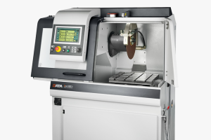 Robust machine with large cutting chamber qcut600bot